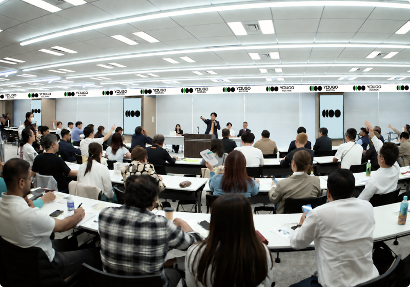 会場で行われる手競りの様子
